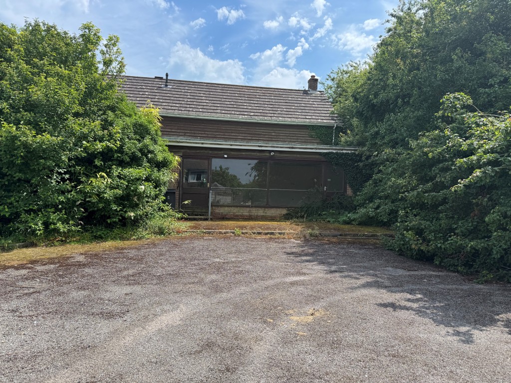 Detached Two Storey Dwelling In Almost One Acre With Potential
